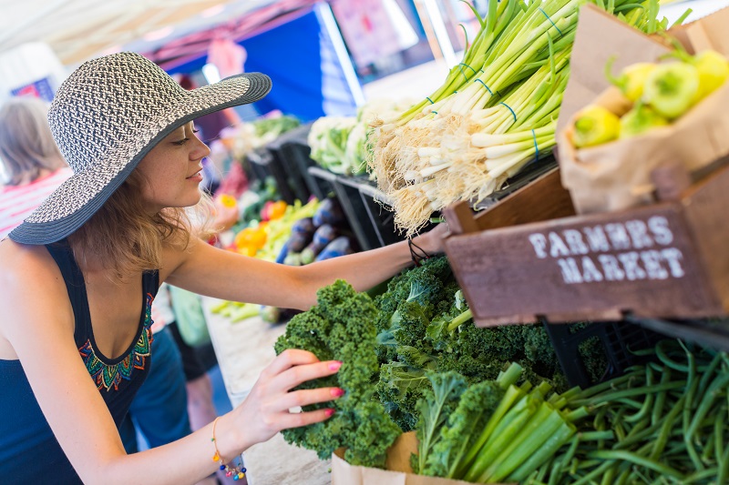 7 Ways to Shop Safely at a Farmers Market during COVID-19
